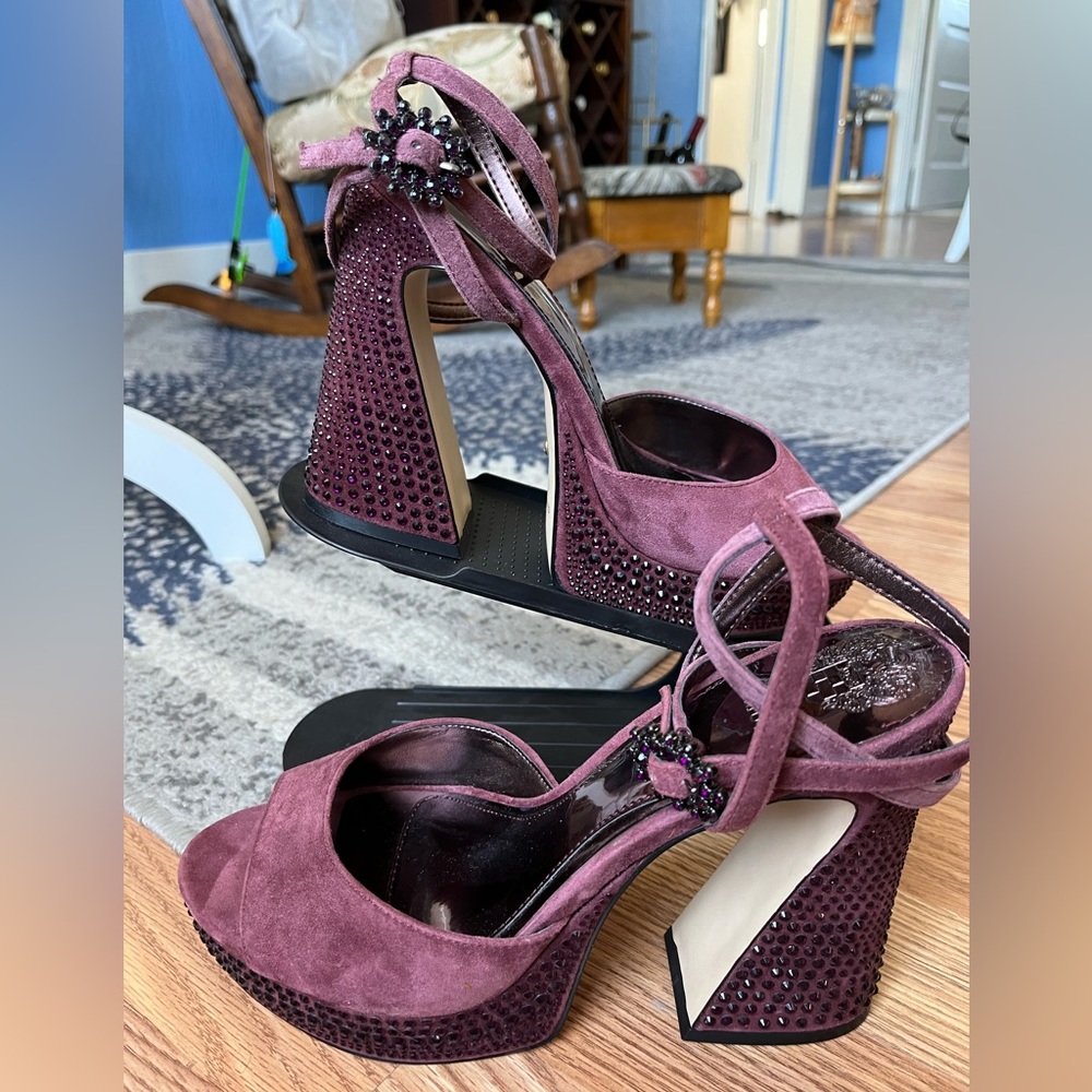 Beautiful Vince Camuto embelished Inna platform sandal with block heels